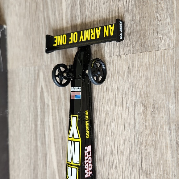 2005 Tony Schumacher Sarge US Army Of One Top Fuel Dragster - Picture 4 of 12